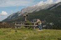 Der Bergdoktor – Ludwig (Christian Kohlund) ist nervös vor dem klärenden Gespräch, das Lisbeth mit ihm führen möchte.