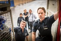 Notruf Hafenkante – Mattes (Matthias Schloo, r.) und Hans (Bruno F. Apitz, l.) hoffen, in dem gestoppten LKW Jasmin und die beiden Afrikaner zu finden.