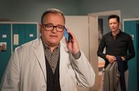 In aller Freundschaft – Dr. Philipp Brentano (Thomas Koch, re.) hört ganz zufällig ein Telefongespräch seines Freundes und Kollegen Hans-Peter Brenner (Michael Trischan, li.) mit. Für Philipp hört es sich eindeutig so an, als würde Hans-Peter mit einer Frau telefonieren. Philipp freut sich für seinen Freund.