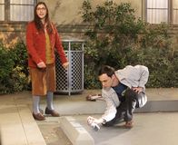 The Big Bang Theory – Als die Universität Sheldons (Jim Parsons, r.) Parkplatz an Howard vergibt, beginnt ein Streit, der sich auf die ganze Clique auswirkt, denn auch Amy (Mayim Bialik, l.) und Bernadette geraten deshalb aneinander ...