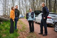Tod am Rennsteig – Annett Schuster (Kristin Suckow), Kommissar Frieder (Frederik Schmid), Marion Dörner (Anne-Kathrin Gummich) und Jan Kawig (Bernhard Conrad) am Fundort der Leiche im Wald