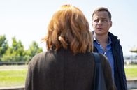 Das Netz - Prometheus – Talentscout Richard (Tom Wlaschiha) zeigt Lea (Birgit Minichmayr) die Fußballschule.