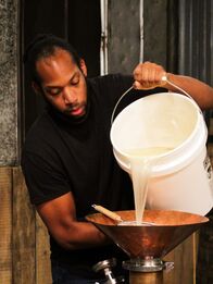 Moonshiners: Master Distiller – Thomas pouring out his bucket