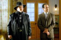 Monk – Obwohl Monk (Tony Shalhoub, r.) nicht an Voodoo-Zauber glaubt, bestellt er den obskuren Hexenmeister Reverend Jorgensen (Meat Loaf), damit dieser die bedrohte Natalie von den bösen Geistern befreit.