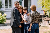 SOKO Köln – Hauptkommissarin Helena Jung (Sonja Baum, r.) und Kommissar Jonas Fischer (Lukas Piloty, l.) teilen der wohlhabenden Firmenerbin Elisa Dünnhäuser (Alida Bohnen, 2.v.r.) und ihrer Assistentin Beate Engelhardt (Julia Schmitt, 2.v.l.) mit, dass der Hundesitter ihrer drei Bulldoggen erschossen wurde.