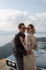 Joan – Boisie (l., Frank Dillane) und Joan Hannington (r., Sophie Turner).