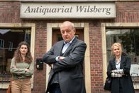 Wilsberg – Aus heiterem Himmel hat es Wilsberg (Leonard Lansink) gleich mit zwei Frauen zu tun: mit der Schneiderin Tahmina Ahmadi (Anastasia Papadopoulou, l.), die aus ihrer Schneiderei rausgeworfen werden soll, und mit der Investorin Rebekka Heise (Christine Sommer, r.), die dieses Ladenlokal kaufen will.