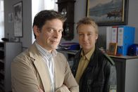 Die Rosenheim-Cops – Warum ist Fissler vor seiner Entlassung geflohen? Christian Lind (Tom Mikulla, l.) und Michi Mohr (Max Müller) haben da eine Idee.