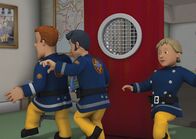 Feuerwehrmann Sam – Sam, Elvis und Penny wollen Hauptfeuerwehrmann Steele nicht wecken.