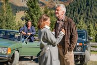 Der Bergdoktor – Skeptisch beobachtet Martin (Hans Sigl, l.) die neu entfachte Liebe von Arno Moosbach (Dominic Raacke, r.) und seiner Katrin (Angela Roy, M.) - er macht sich Sorgen um die Zukunft seines Patienten.