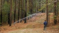 Giftige Teppiche - Gefahr durch PFAS – Kontaminiertes Wasser aus der Beregnungsanlage: Trotz Warnungen erlaubt eine schwache Regulierung jahrelang den Einsatz von PFAS, das über die Produktion ins Grundwasser und dann in die Wälder gelangt.