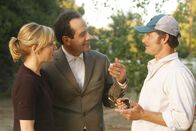 Monk – Jack Monk Jr. (Steve Zahn, re.) behauptet, Monks (Tony Shalhoub) Halbbruder zu sein und belegt dies Monk und Natalie (Traylor Howard) mit vertraulichem Detailwissen über ihren gemeinsamen Vater.