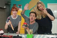 Leider lustig – Neu im Cast der 3. Staffel "Leider lustig" sind Lena Kupke (re.) und Mirella Precek (li.). Die Schauspielerinnen und Comedians sind gemeinsam mit Marti Fischer in Sketchen wie "Jetzt wird's schräg" und in TV-Parodien zu sehen.