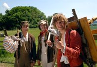 Tischlein deck dich – Zurück aus der Fremde: Max (Remo Schulze,re.) und seine Brüder Emil (Franz-Xaver Brückner, li) und Jockel (Christian Polito, Mitte) sind mit den Geschenken ihrer Lehrmeister auf dem Heimweg. Das "Tischlein deck dich", den Goldesel und den "Knüppel aus dem Sack" haben sie bei sich.