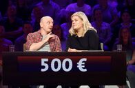 Wer weiß denn sowas? – Rateteam-Kapitän Bernhard Hoëcker (l.) mit der Schauspielerin Marie Schöneburg (r.)