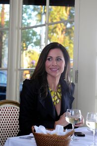 Modern Family – Claires Arbeitskollegin Valerie (Minnie Driver) ist kann auf Claires Familienleben gut verzichten.