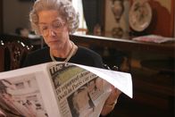 Die Queen – Die Queen (Helen Mirren) hat im Zusammenhang mit dem Tod Dianas eine schlechte Presse. Ihre Zurückhaltung wird als Mangel an Gefühl und Trauer ausgelegt.
