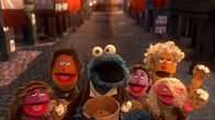 Sesamstraße – Krümelmonster (m.) ist „Jean Bonbon“ in der Sesamstraßen-Parodie von „Les Miserables“.