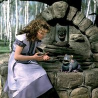 Der Froschkönig – Prinzessin Henriette (Jana Mattukat) verspricht dem Frosch alles, was er will, aber dafür soll er die goldene Kugel aus dem Brunnen holen.
