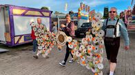 Dingenskirchen – Ina Jäckel mit der traditionellen Kette.; NDR Fernsehen DINGENSKIRCHEN, "Traditionen - beim Schützenfest" Uhr. Ina Jäckel mit der traditionellen Kette.