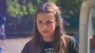 Schloss Einstein – Nesrin (Julie Marienfeld) ist von Annika genervt. Denn Annika denkt, dass Nesrin in Simon verknallt ist. Doch nur, weil sie gerne Zeit mit ihm verbringt, muss das doch nicht gleich Liebe sein, oder doch?