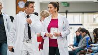 Der Bergdoktor – Der Bergdoktor Staffel 12 Folge 12 Ärzte-Ehepaar: Mark Keller als Dr. Alexander Kahnweiler, Rebecca Immanuel als Dr. Vera Fendrich