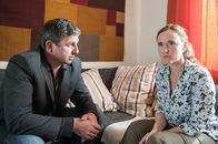 Der Bergdoktor – Saskia Diekhaus (Deborah Kaufmann, r.) erzählt Dr. Martin Gruber (Hans Sigl, l.) die so lange verheimlichte Geschichte über ihr Baby.