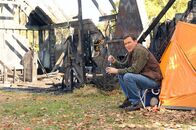 The Middle – Nachdem er sein Haus niedergebrannt hat, lebt Mikes Bruder Rusty (Norm Macdonald) in einem Zelt in seinem Garten. Er hat jedoch niemanden davon erzählt, um keine Umstände zu machen ...