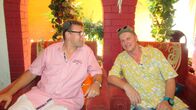Verrückt nach Meer – Mitten in Trivandrum sind Entertainmentmanager Rainer und Stellvertretender Kreuzfahrtdirektor Jörn Hofer gemeinsam mit dem Südinder Jacoman unterwegs. Sie wollen mit Jacomans Familie gemeinsam essen und einen Einblick in das indische Familienleben bekommen. Ein typisch indisches Haus mit Empfangsraum für Gäste und Familie mit Hausaltar. Weiteres Bildmaterial finden Sie unter www.br-foto.de.