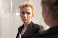 Die Chefin – Annika Thomsen (Adina Vetter), die Leiterin der Bankfiliale, hat große Angst.