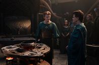 Der Herr der Ringe: Die Ringe der Macht – Elbenschmied Celebrimbor (Charles Edwards, vorne l.) und Elrond (Robert Aramayo, vorne r.) beratschlagen, wie das kostbare Mithril verarbeitet werden soll.