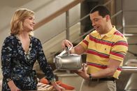 Two and a Half Men – Alan (Jon Cryer, r.) beendet sein Beziehung zur Sozialarbeiterin, um wieder mit Lyndsey (Courtney Thorne-Smith, l.) zusammen zu sein. Doch ist das wirklich eine gute Idee?