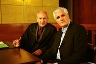 Edel & Starck – Rechtsanwalt Bogner (Klaus Schindler, l.) vertritt Franz Rudelius (Sky du Mont, r.) vor Gericht. Der Opernsänger möchte den Roman seiner Ex-Frau verbieten lassen ...