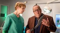 SOKO Wismar – Nachdem die Tatwaffe, eine Machete, von Roswitha Prinzler am Tatort gefunden wurde, kann Dr. Helene Sturbeck (Katharina Blaschke, l.) den Tatzeitraum genauer eingrenzen. Doch hilft das Revierchef Reuter (Udo Kroschwald, r.) und seinem Team eine klarere Vision von der Tatperson zu bekommen? Warum musste Kürbisliebhaber Ingmar Rohrbach sterben?
