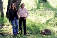 Charmed - Zauberhafte Hexen – Auf der Suche nach den Waldnymphen: Piper (Holly Marie Combs, l.) und Phoebe (Alyssa Milano, r.) ...