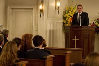 How I Met Your Mother – Hält eine kleine Rede im Gedenken an seinen Vater: Marshall (Jason Segel) ...