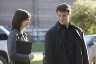 Castle – Kate Beckett (Stana Katic, l.) und Richard Castle (Nathan Fillion, r.) arbeiten gemeinsam an einem neuen Fall.