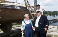 Löwenzahn Classics – Irgendwie ist Herr Paschulke (Helmut Krauss, r.) doch stolz, nun der Besitzer eines Segelbootes zu sein. Es ist aber noch viel zu tun, bis es zu Wasser gelassen werden kann. (l. Peter Lustig)