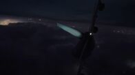 Mayday - Alarm im Cockpit – Das Flugzeug beginnt sich nach links zu neigen, als die Instrumente des Piloten ausfallen, doch der Kopilot teilt das Problem nicht rechtzeitig mit.