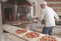 Köstliches Apulien – Köstliches Apulien – Terra di Bari Giuseppe di Gesú schiebt Focaccia in den Ofen. Copyright: SRF/Florianfilm GmbH