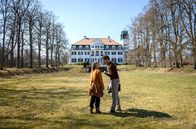Sturm der Liebe – Josie (Lena Conzendorf, l.) und Paul (Sandro Kirtzel, r.) entdecken einen magischen Ort.