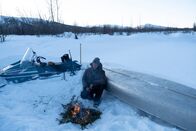 Alaska - Eisige Freiheit – Johnny Rolfe bewegt sein Aluminiumkanu während des Winters. (National Geographic/Jensen Walker)