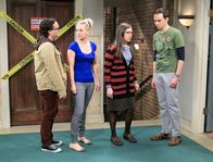 The Big Bang Theory – (v.li.) Johnny Galecki (Leonard Hofstadter), Kaley Cuoco (Penny), Mayim Bialik (Amy), Jim Parsons (Sheldon Cooper).