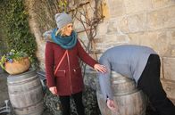 Alles Klara – Heiter bis tödlich: Alles Klara Mehr Sterne als am Himmel Staffel 3, Episode 15 Toter auf Weinfass: Wolke Hegenbarth als Klara Degen (l.)