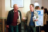 Monk – (v.li.) Ted Levine (Capt. Leland Stottlemeyer), Jason Gray-Stanford (Lt. Randall Disher).