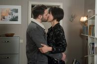 Rote Rosen – David (Arne Rudolf, l.) und Ellen (Yun Huang, r.) lassen ihren Gefühlen freien Lauf.