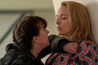 Killing Eve – Villanelles (Jodie Comer, r.) ausgelassene Art kommt bei Rhian (Alexandra Roach, l.) nicht besonders gut an. Als sie sich mit Villanelle anlegt, bereut sie das jedoch schnell.