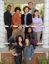 Gilmore Girls – (6. Staffel) - Ganz Stars Hollow (Im Uhrzeigersinn: Yanic Truesdale, Liz Torres, Kelly Bishop, Edward Herrmann, Melissa McCarthy, Keiko Agena, Scott Patterson) nimmt Anteil am Leben von der alleinerziehenden Mutter Lorelai (Lauren Graham, vorne l.) und ihrer Tochter Rory (Alexis Bledel, vorne r.) ...