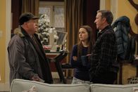 Last Man Standing – Als Phil Munroe (Larry Joe Campbell, l.) der eigentlichen Monopolinhaberin Eve (Kaitlyn Dever, M.) das Revier streitig machen will, greift Mike (Tim Allen, r.) ein, aber anders als erwartet ...