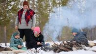 Zu Tisch ... – Zu Tisch Trøndelag – Norwegen Mutter und Töchter Danielsen backen Pjalt Copyright: SRF/Berlin Producers Media/Gero von Schneider Marientreu